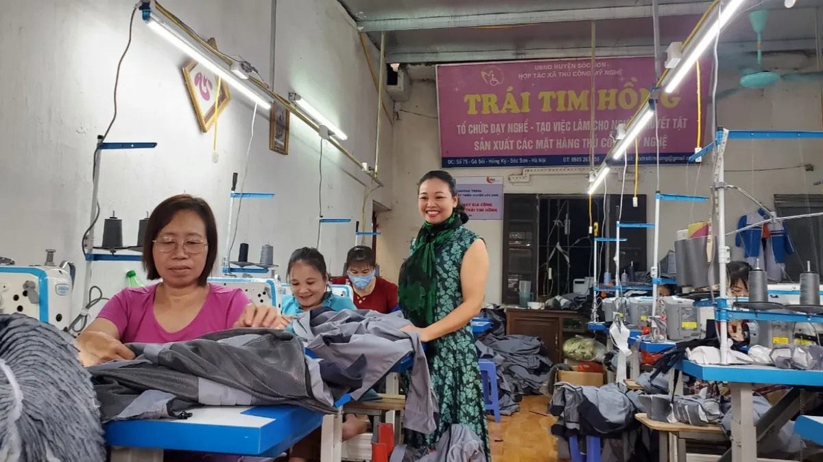 Người phụ nữ khuyết tật vượt kh&oacute; trở th&agrave;nh Gi&aacute;m đốc - Ảnh 2.