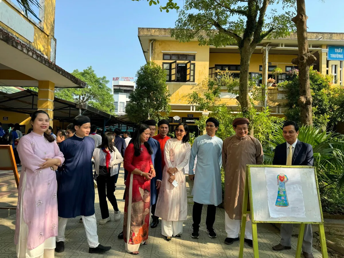Học sinh Trường Trung học Cơ sở Chu Văn An- Th&agrave;nh phố Huế tham gia cuộc thi vẽ về &Aacute;o d&agrave;i truyền thống - Ảnh 10.