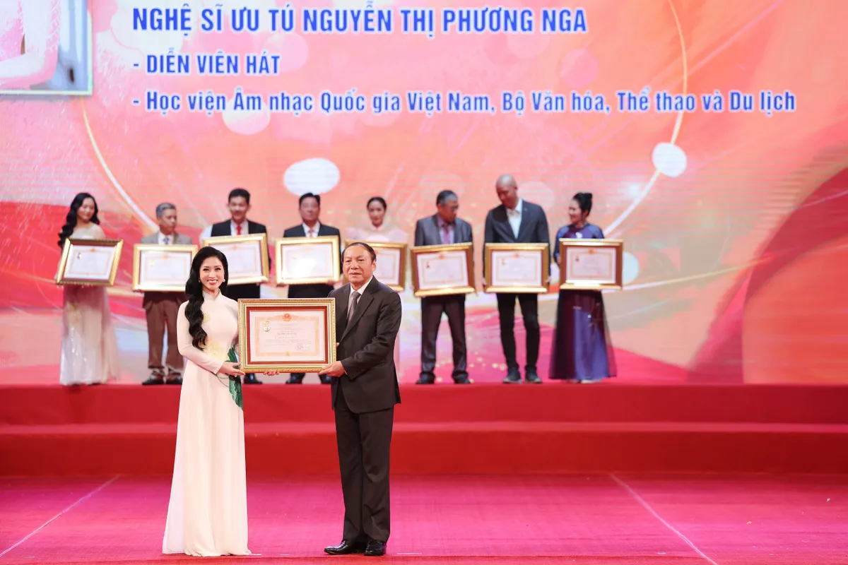 Phương Nga: Mẹ là người yêu thương tôi nhất trong cuộc đời này... - Ảnh 1.