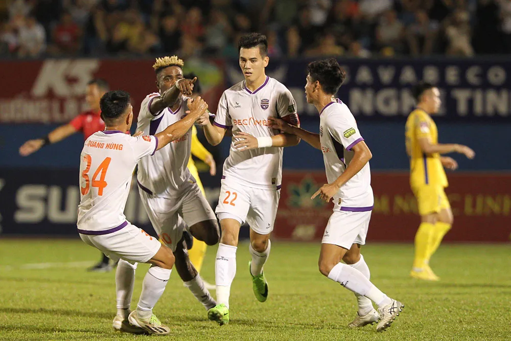 Vòng 13 V.League 2023/24 | Tiến Linh tỏa sáng giúp Becamex Bình Dương giành 3 điểm - Ảnh 2. Vòng 13 V.League 2023/24 | Tiến Linh tỏa sáng giúp Becamex Bình Dương giành 3 điểm - Ảnh 2.