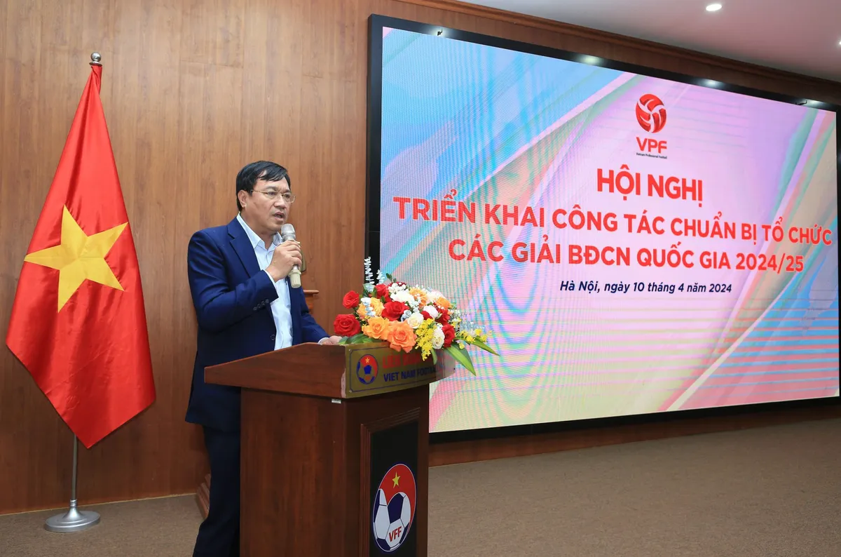 Các CLB V.League thống nhất đề xuất khai mạc mùa giải mới vào tháng 9/2024 - Ảnh 1. Các CLB V.League thống nhất đề xuất khai mạc mùa giải mới vào tháng 9/2024 - Ảnh 1.