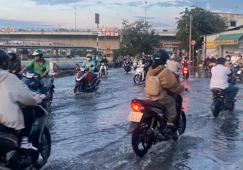 Triều cường gây ngập nhiều tuyến đường ở TP Hồ Chí Minh - Ảnh 1.