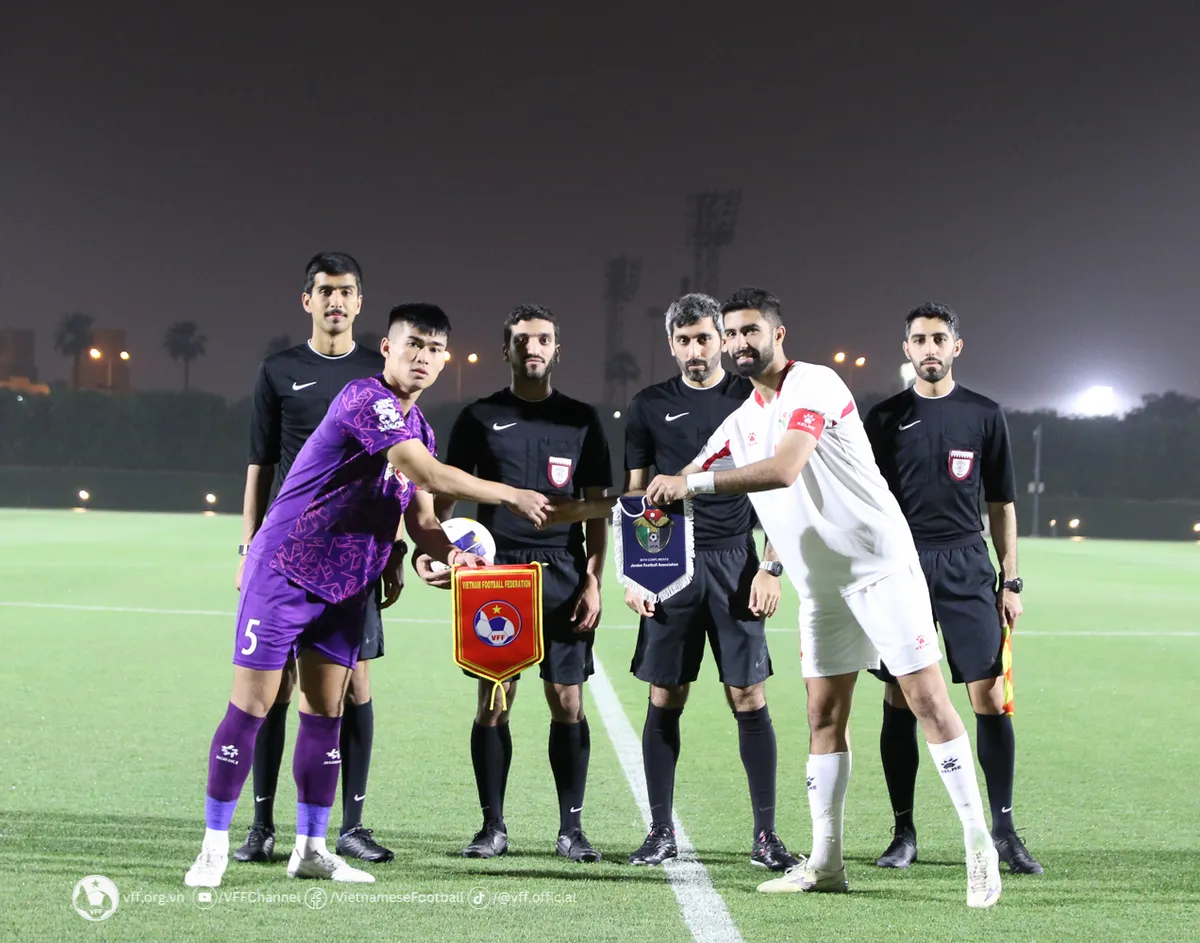 HLV Hoàng Anh Tuấn hài lòng về sự nỗ lực của U23 Việt Nam sau trận thử lửa với U23 Jordan - Ảnh 1. HLV Hoàng Anh Tuấn hài lòng về sự nỗ lực của U23 Việt Nam sau trận thử lửa với U23 Jordan - Ảnh 1.