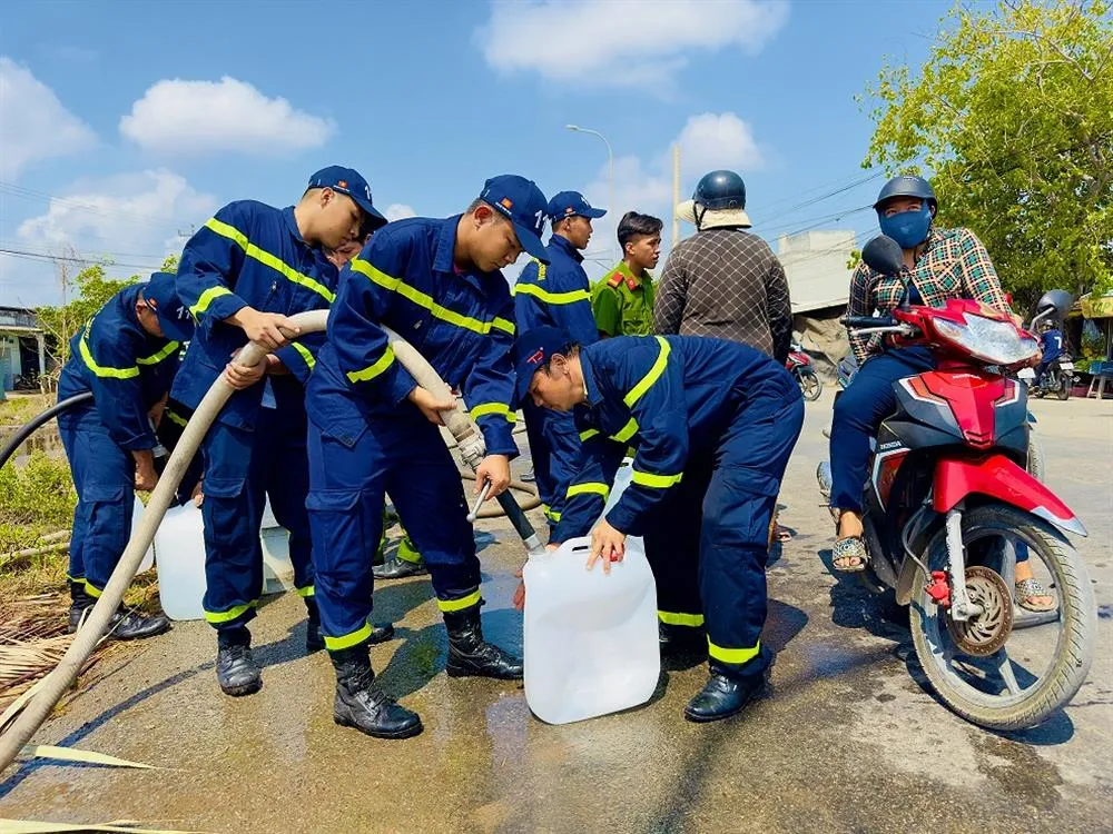 Cấp phát miễn phí nước ngọt cho người dân vùng hạn mặn Bến Tre - Ảnh 1.