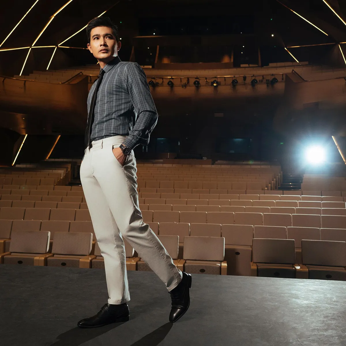 Ph&aacute;t hiện th&ecirc;m &ldquo;nghề tay tr&aacute;i ấn tượng của Quang Sự trong BST Caluci &ldquo;The Light - Ảnh 2.