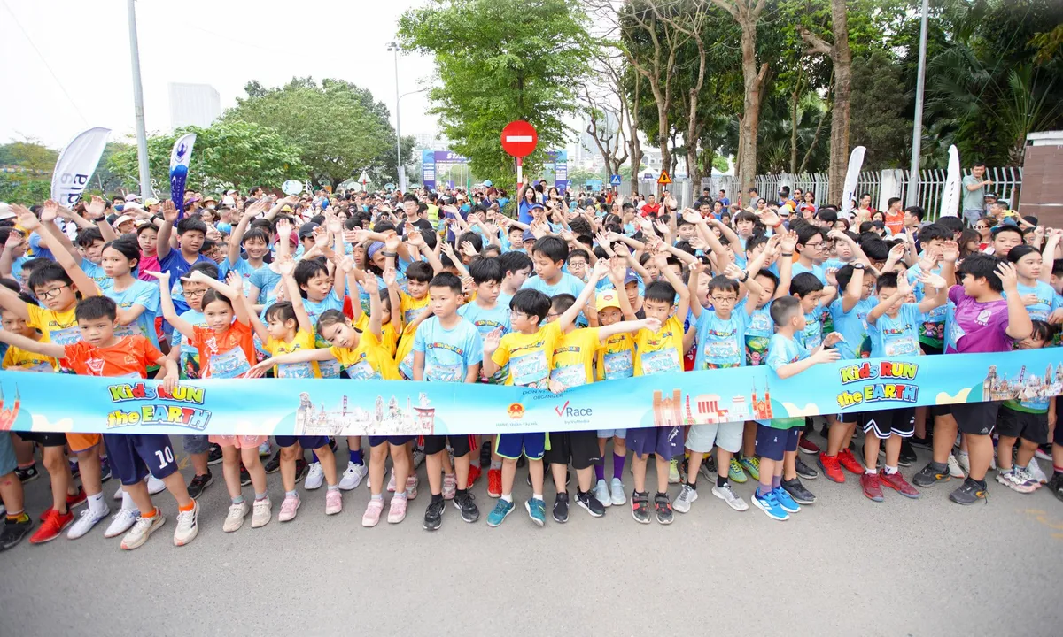 Giải chạy Kids Run the Earth đón tiếp gần 2.000 vận động viên nhí tham gia tranh tài quanh Hồ Tây - Ảnh 1. Giải chạy Kids Run the Earth đón tiếp gần 2.000 vận động viên nhí tham gia tranh tài quanh Hồ Tây - Ảnh 1.