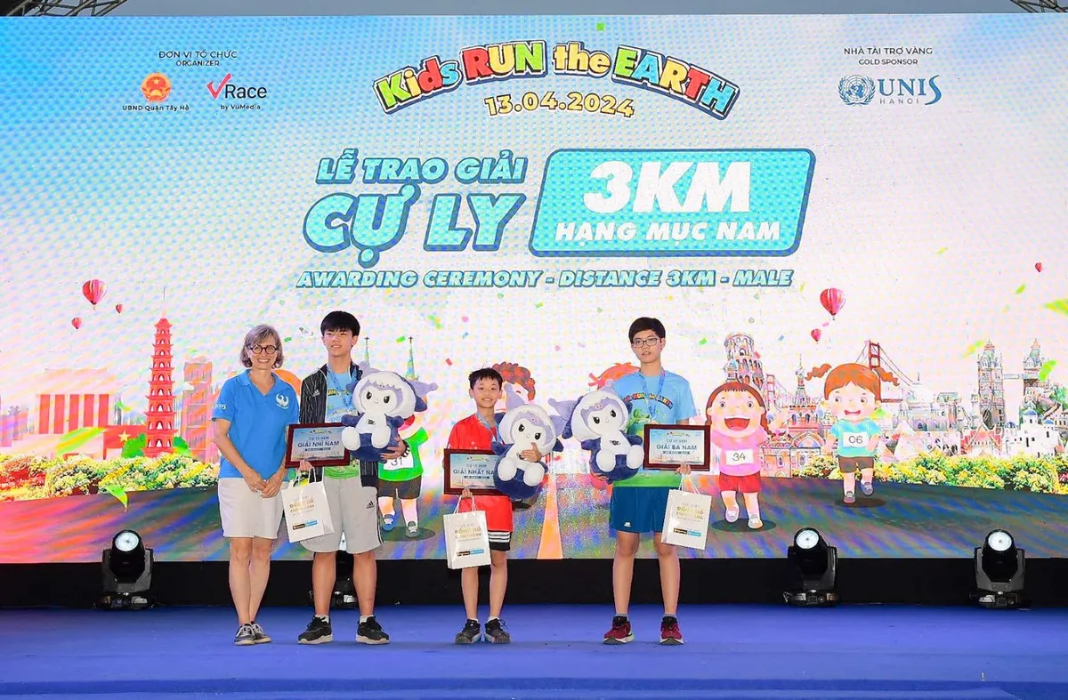 Giải chạy Kids Run the Earth đón tiếp gần 2.000 vận động viên nhí tham gia tranh tài quanh Hồ Tây - Ảnh 3. Giải chạy Kids Run the Earth đón tiếp gần 2.000 vận động viên nhí tham gia tranh tài quanh Hồ Tây - Ảnh 3.
