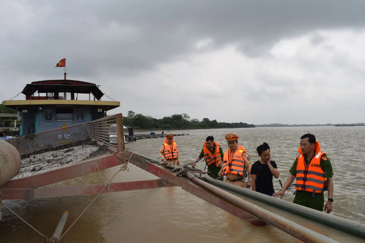 Bắt quả tang tàu hút cát trái phép trên sông Hồng - Ảnh 1.