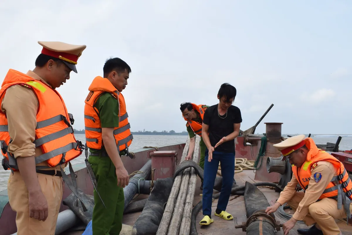 Bắt quả tang tàu hút cát trái phép trên sông Hồng - Ảnh 2.