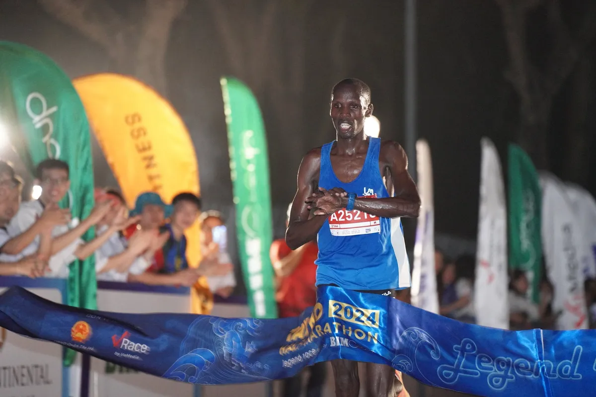 Hơn 10.000 VĐV tham gia Giải chạy bán marathon Tây Hồ 2024 - Ảnh 1. Hơn 10.000 VĐV tham gia Giải chạy bán marathon Tây Hồ 2024 - Ảnh 1.