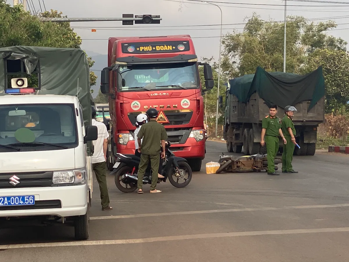 B&agrave; Rịa - Vũng T&agrave;u: Va chạm xe đầu k&eacute;o một người phụ nữ tử vong - Ảnh 1.