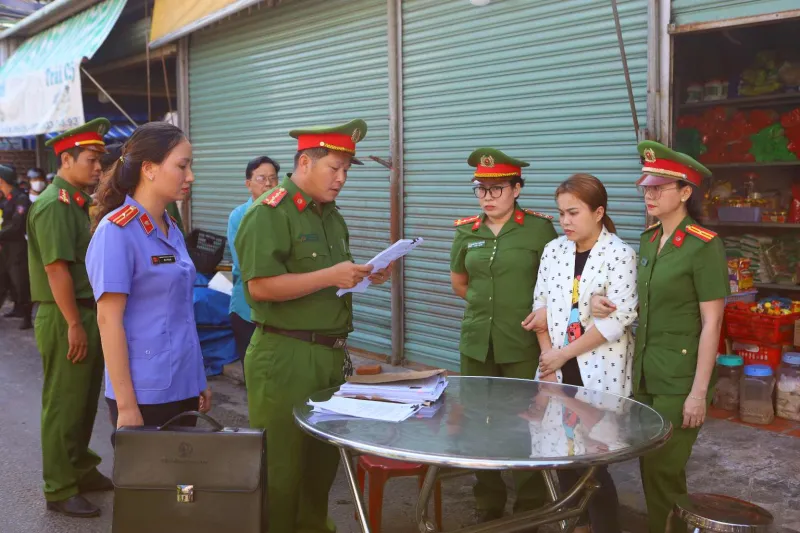 Khởi tố nhóm đối tượng mang quan tài, rải vàng mã trước nhà chủ hụi để đòi nợ - Ảnh 1.