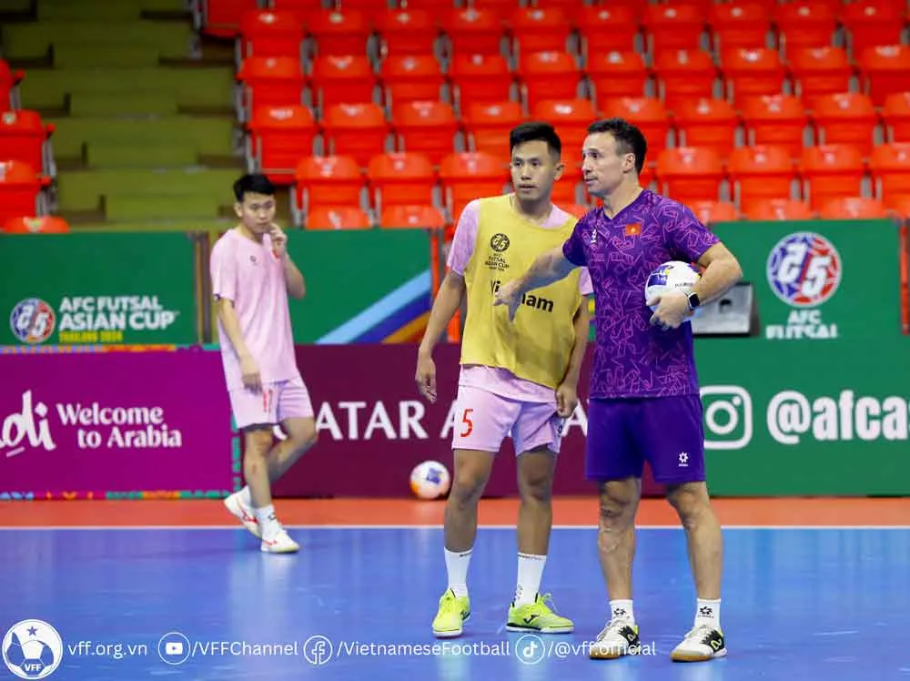 ĐT futsal Việt Nam tập làm quen nhà thi đấu chính thức Hua Mark - Ảnh 2. ĐT futsal Việt Nam tập làm quen nhà thi đấu chính thức Hua Mark - Ảnh 2.