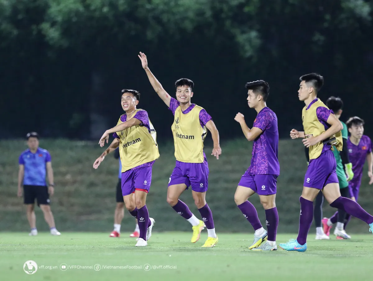 U23 Việt Nam tiếp tục mài sắc lối chơi, rà soát nhân sự trước ngày chốt danh sách - Ảnh 1. U23 Việt Nam tiếp tục mài sắc lối chơi, rà soát nhân sự trước ngày chốt danh sách - Ảnh 1.