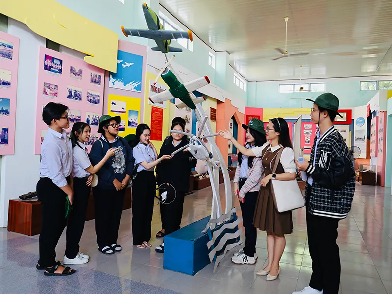 Trường Sĩ quan Kh&ocirc;ng qu&acirc;n tuy&ecirc;n truyền, hướng nghiệp tuyển sinh qu&acirc;n sự năm 2024 - Ảnh 1.