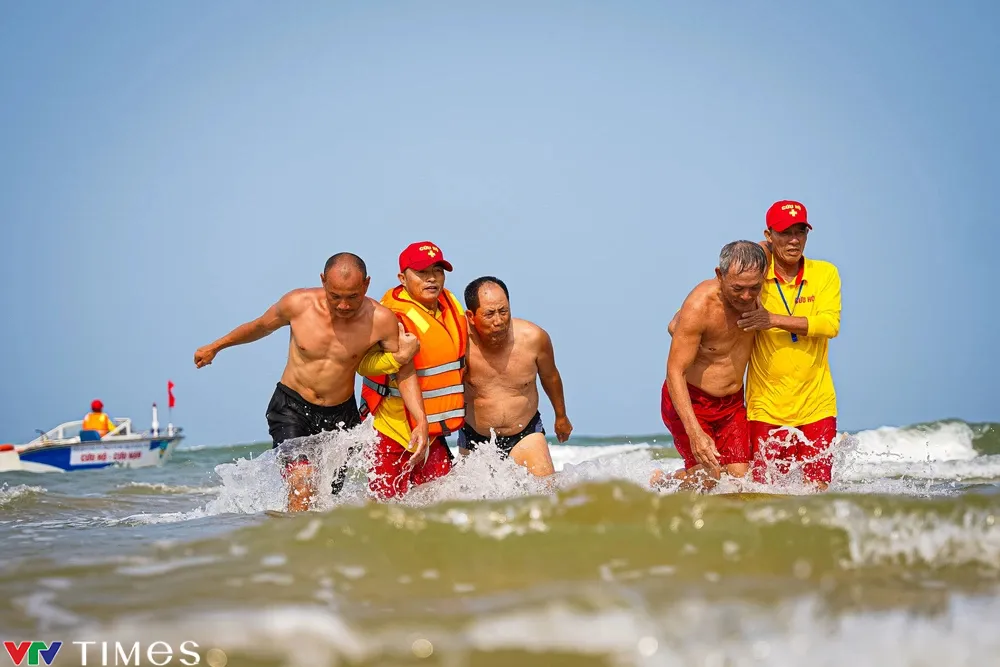 Gần 100 người tham gia diễn tập cứu hộ, cứu nạn tr&ecirc;n b&atilde;i biển Nhật Lệ (Quảng B&igrave;nh) - Ảnh 12.