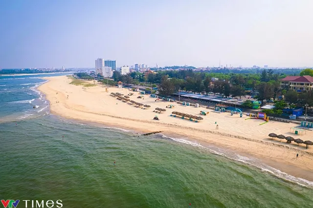 Gần 100 người tham gia diễn tập cứu hộ, cứu nạn tr&ecirc;n b&atilde;i biển Nhật Lệ (Quảng B&igrave;nh) - Ảnh 1.