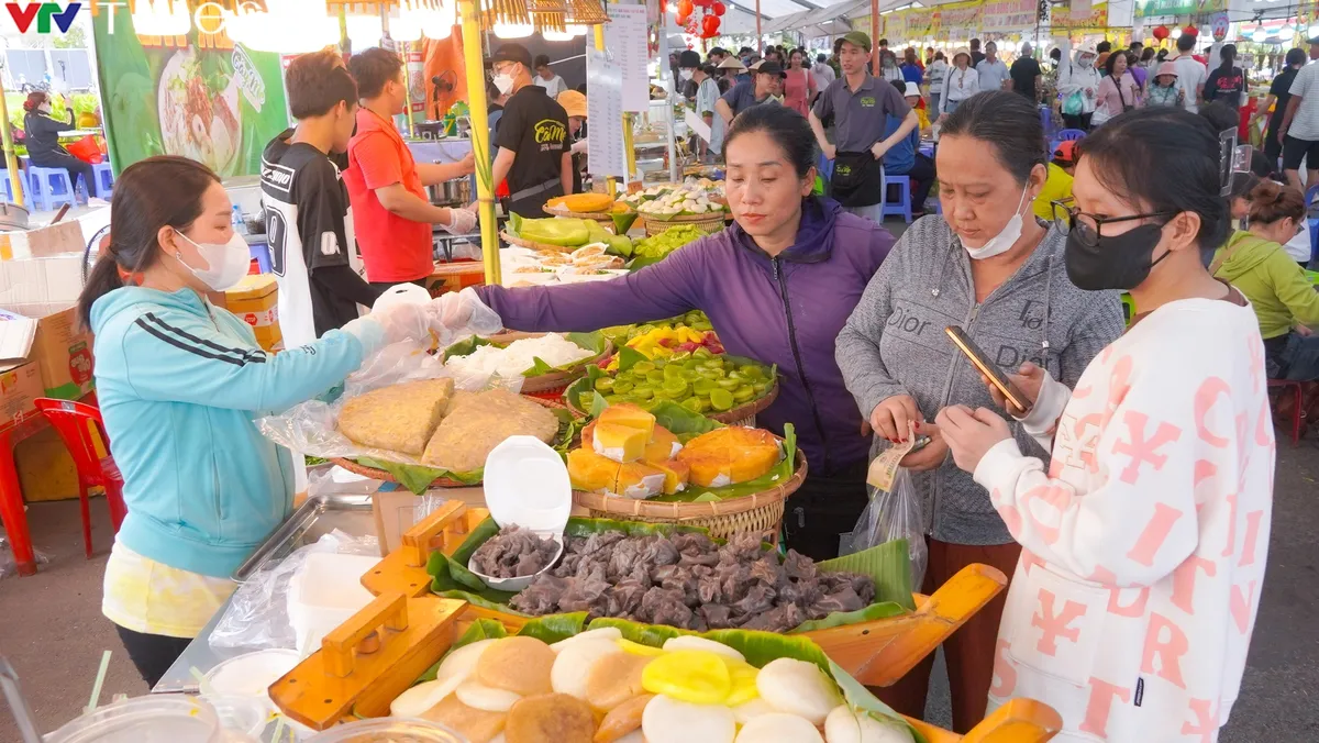 Tấp nập du khách trước giờ Khai hội Bánh dân gian Nam Bộ ở Cần Thơ - Ảnh 3.