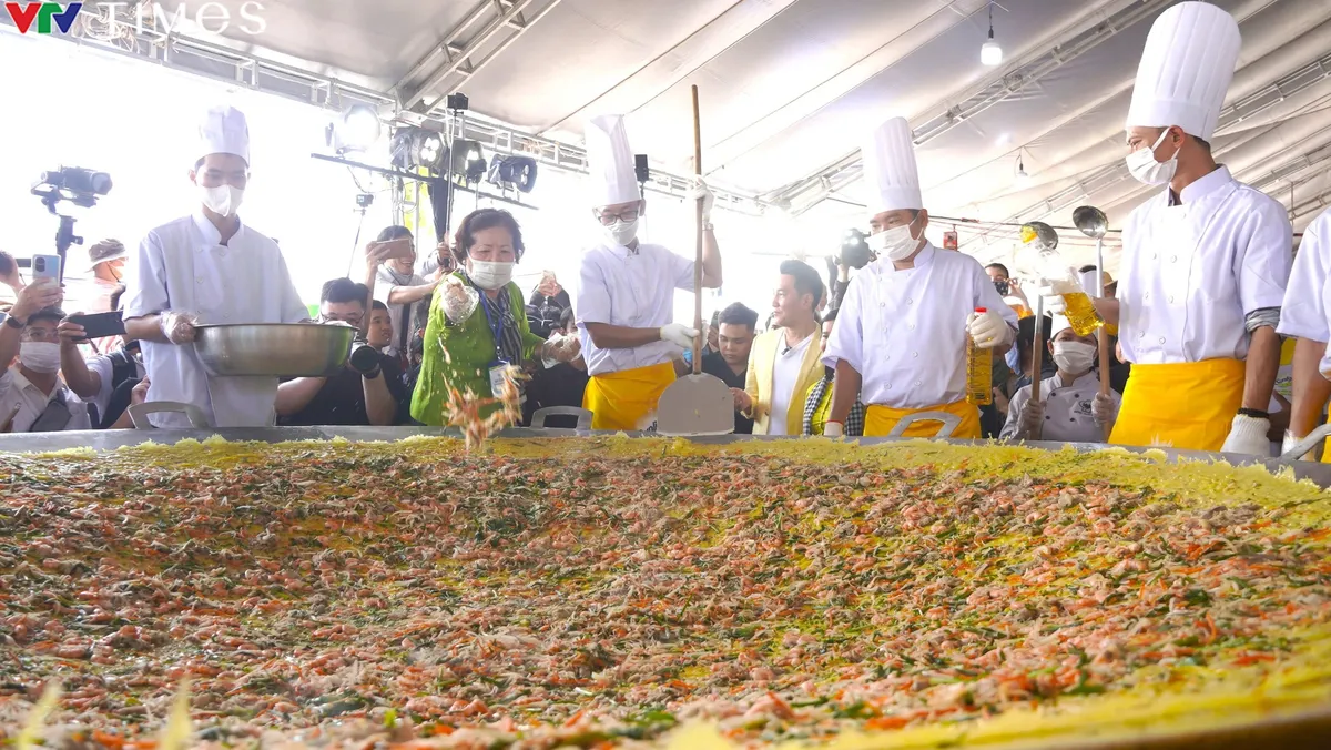 B&aacute;nh x&egrave;o 3m si&ecirc;u khồng lồ ở Cần Thơ tr&igrave;nh l&agrave;ng - Ảnh 4.