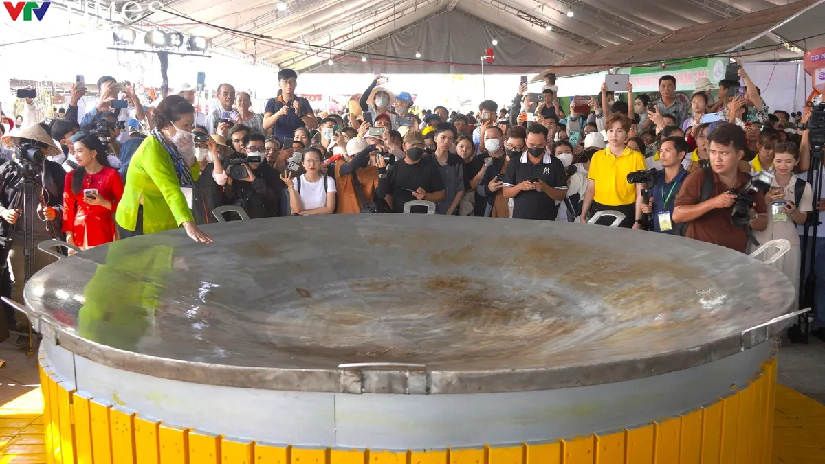 B&aacute;nh x&egrave;o 3m si&ecirc;u khồng lồ ở Cần Thơ tr&igrave;nh l&agrave;ng - Ảnh 1.