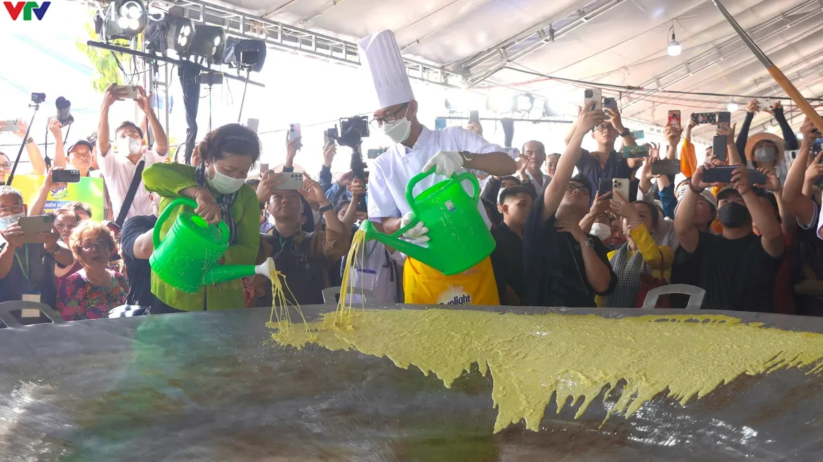 B&aacute;nh x&egrave;o 3m si&ecirc;u khồng lồ ở Cần Thơ tr&igrave;nh l&agrave;ng - Ảnh 2.