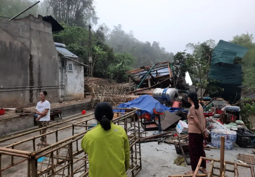 Mưa đá, dông lốc làm tốc mái hàng trăm căn nhà, hoa màu hư hại - Ảnh 1.