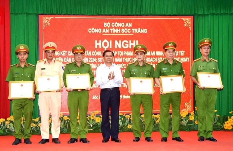 Khen thưởng tập thể, cá nhân giải cứu con tin do đối tượng “ngáo đá” khống chế - Ảnh 1.