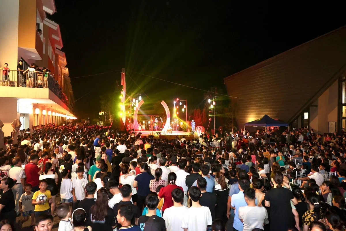 H&agrave;ng chục ngh&igrave;n du kh&aacute;ch gh&eacute; Lynn Times Thanh Thủy m&ugrave;a lễ hội - Ảnh 1.