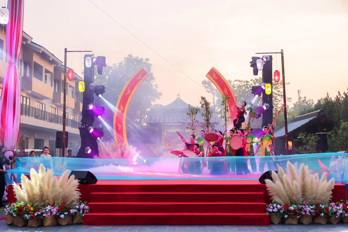 H&agrave;ng chục ngh&igrave;n du kh&aacute;ch gh&eacute; Lynn Times Thanh Thủy m&ugrave;a lễ hội - Ảnh 4.