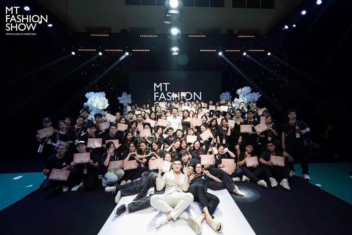 Ấn tượng sự đột phá đón đầu xu hướng thời trang Xuân hè của MT Fashion Show 2024 - Ảnh 2.