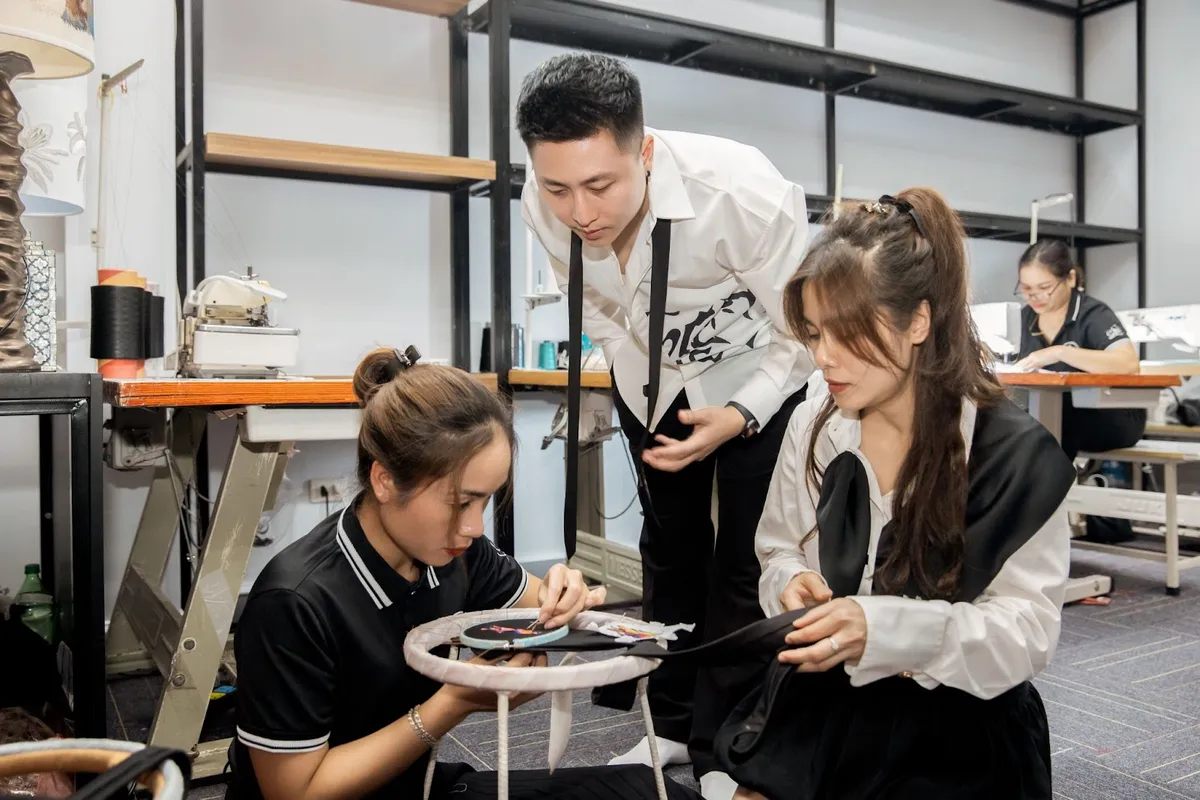 Sự kiện ra mắt showroom th&ecirc;u c&aacute; nh&acirc;n h&oacute;a - Nơi giao thoa giữa truyền thống v&agrave; đương đại - Ảnh 4.