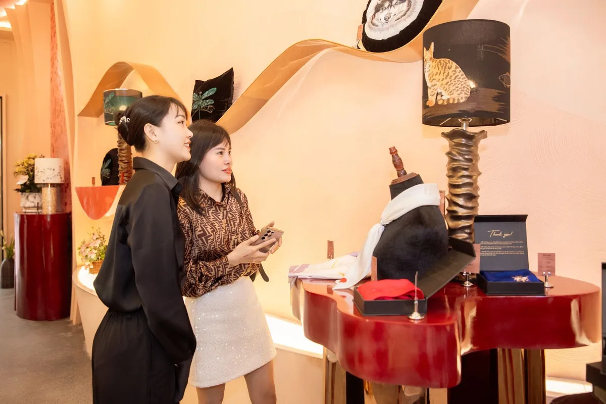 Sự kiện ra mắt showroom th&ecirc;u c&aacute; nh&acirc;n h&oacute;a - Nơi giao thoa giữa truyền thống v&agrave; đương đại - Ảnh 3.