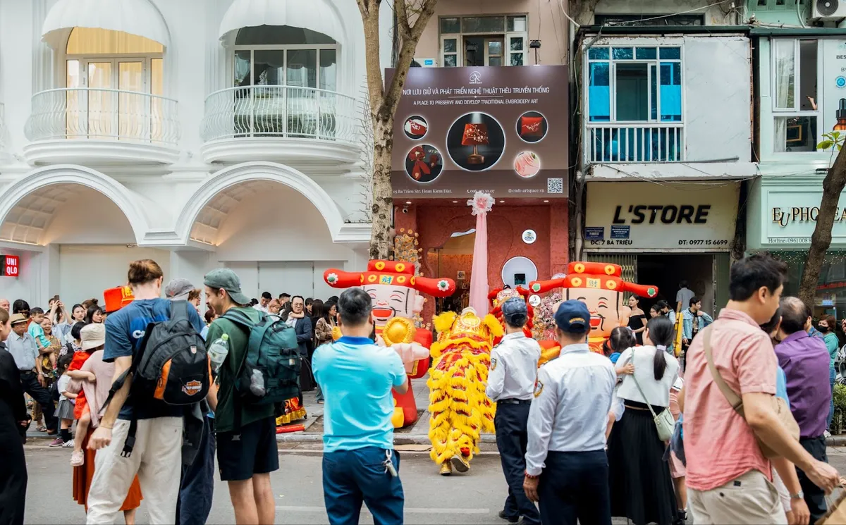 Sự kiện ra mắt showroom th&ecirc;u c&aacute; nh&acirc;n h&oacute;a - Nơi giao thoa giữa truyền thống v&agrave; đương đại - Ảnh 1.