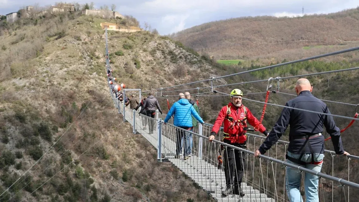 Mở cửa cầu treo qua núi dài nhất châu Âu tại Italy - Ảnh 1.