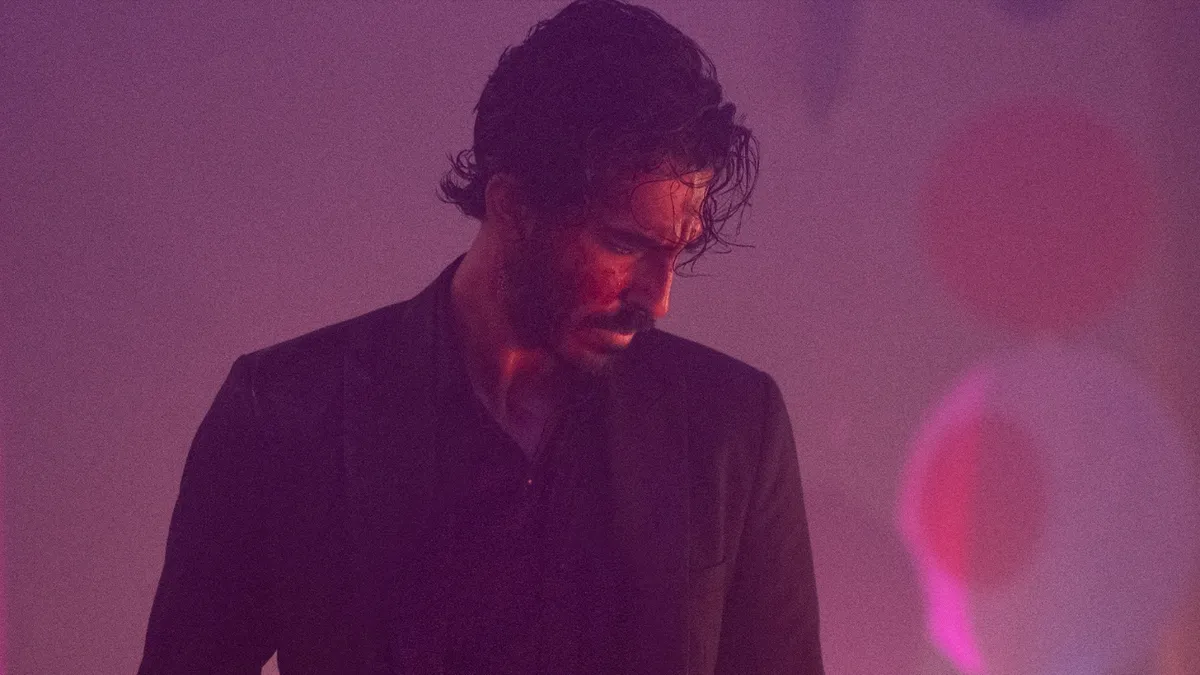 Sao Triệu Ph&uacute; Ổ Chuột h&oacute;a th&acirc;n th&agrave;nh &ldquo;John Wick Ấn Độ&rdquo; trong Monkey Man B&aacute;o Th&ugrave; - Ảnh 5.