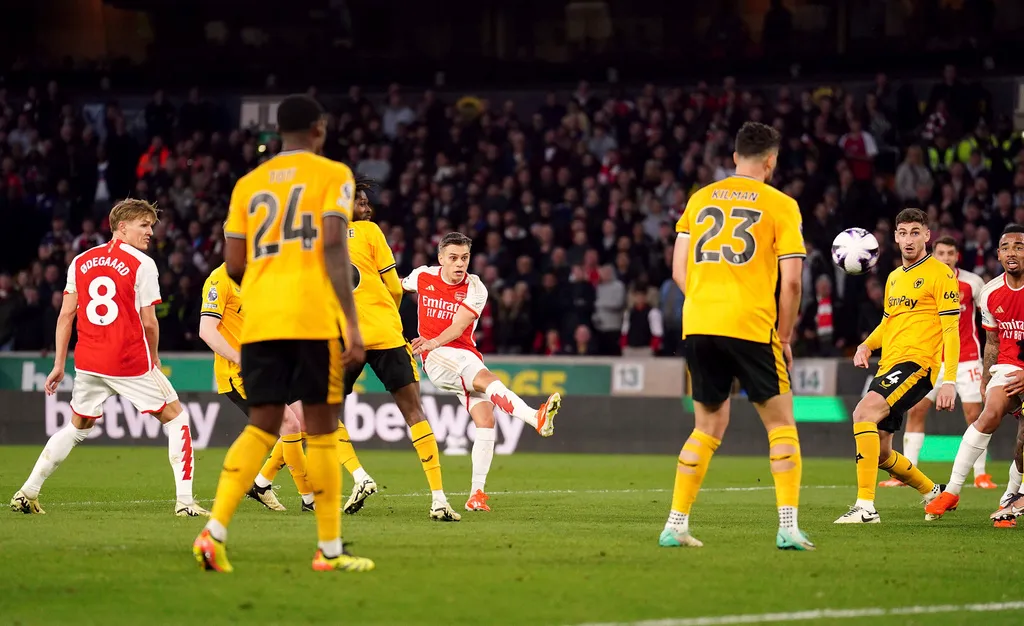 Arsenal vươn lên dẫn đầu Ngoại hạng Anh - Ảnh 1. Arsenal vươn lên dẫn đầu Ngoại hạng Anh - Ảnh 1.