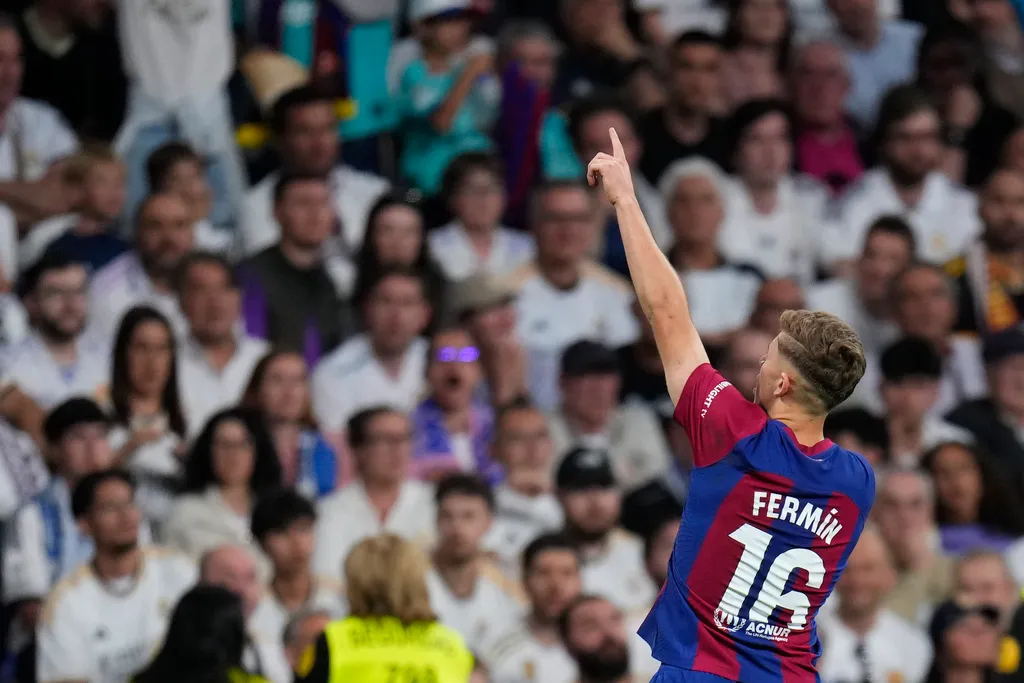 Real Madrid ngược dòng kịch tính đánh bại Barcelona trong trận Siêu kinh điển - Ảnh 1. Real Madrid ngược dòng kịch tính đánh bại Barcelona trong trận Siêu kinh điển - Ảnh 1.
