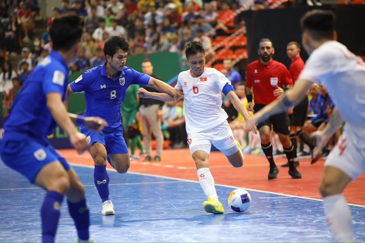 VCK Futsal châu Á 2024: ĐT futsal Việt Nam giành vé vào tứ kết - Ảnh 2. VCK Futsal châu Á 2024: ĐT futsal Việt Nam giành vé vào tứ kết - Ảnh 2.