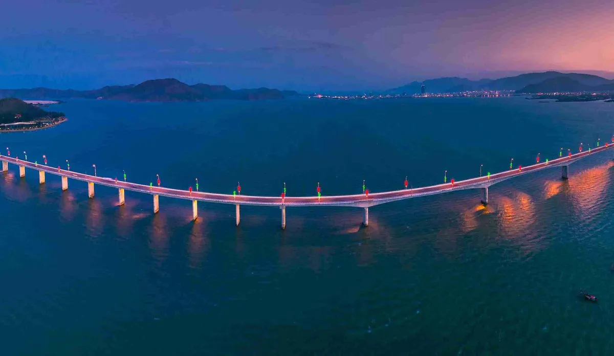 4 c&acirc;y cầu tr&ecirc;n biển độc đ&aacute;o của Việt Nam - Ảnh 7.