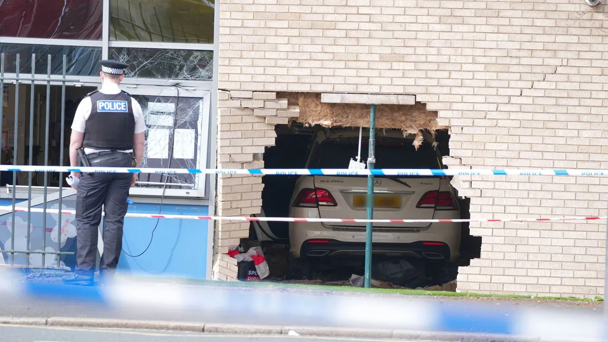 Anh: &Ocirc; t&ocirc; đ&acirc;m xuy&ecirc;n tường trường tiểu học trước khi dừng lại trong lớp học - Ảnh 1.