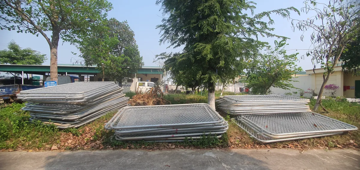 L&ecirc;n cao tốc Bắc Nam trộm h&agrave;ng chục tấm th&eacute;p lưới bảo vệ - Ảnh 1.