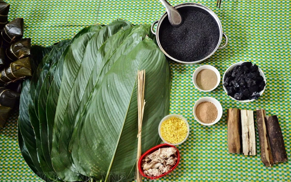 Bánh chưng đen - món ăn không thể thiếu trong dịp Tết cổ truyền của dân tộc Tày - Ảnh 2. Bánh chưng đen - món ăn không thể thiếu trong dịp Tết cổ truyền của dân tộc Tày - Ảnh 2.