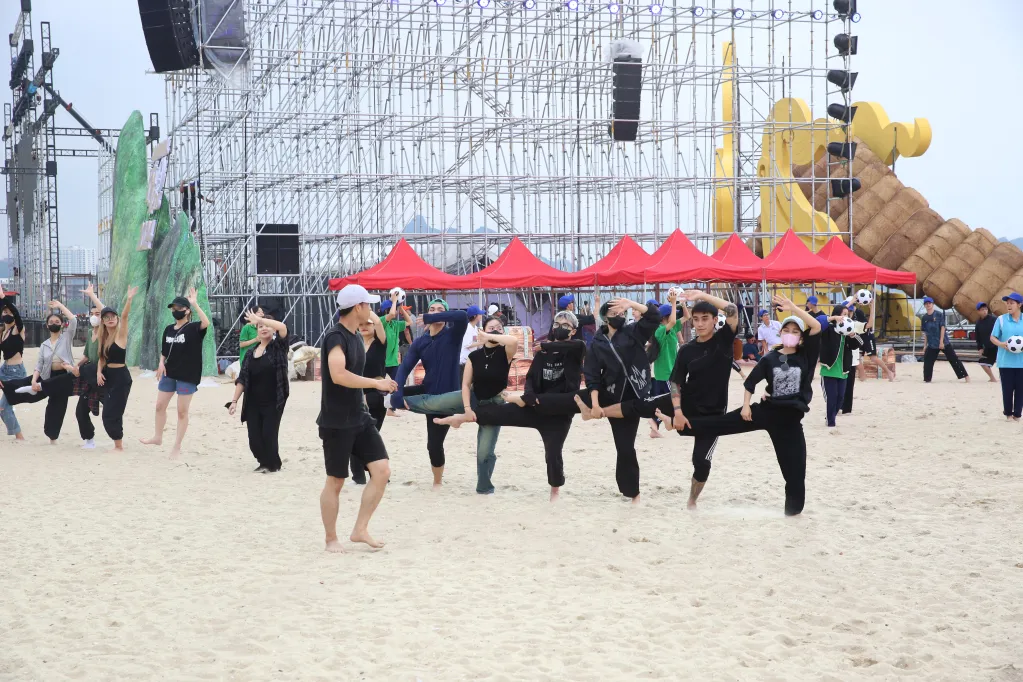 Không khí tập luyện Carnaval Hạ Long 2024 - Ảnh 4. Không khí tập luyện Carnaval Hạ Long 2024 - Ảnh 4.