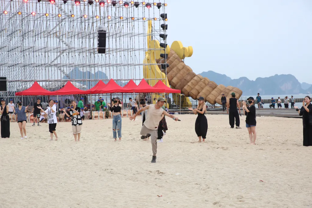 Không khí tập luyện Carnaval Hạ Long 2024 - Ảnh 3. Không khí tập luyện Carnaval Hạ Long 2024 - Ảnh 3.