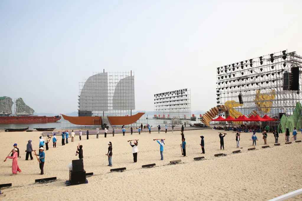 Không khí tập luyện Carnaval Hạ Long 2024 - Ảnh 2. Không khí tập luyện Carnaval Hạ Long 2024 - Ảnh 2.