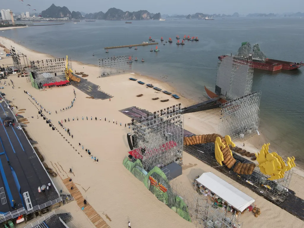 Không khí tập luyện Carnaval Hạ Long 2024 - Ảnh 1.