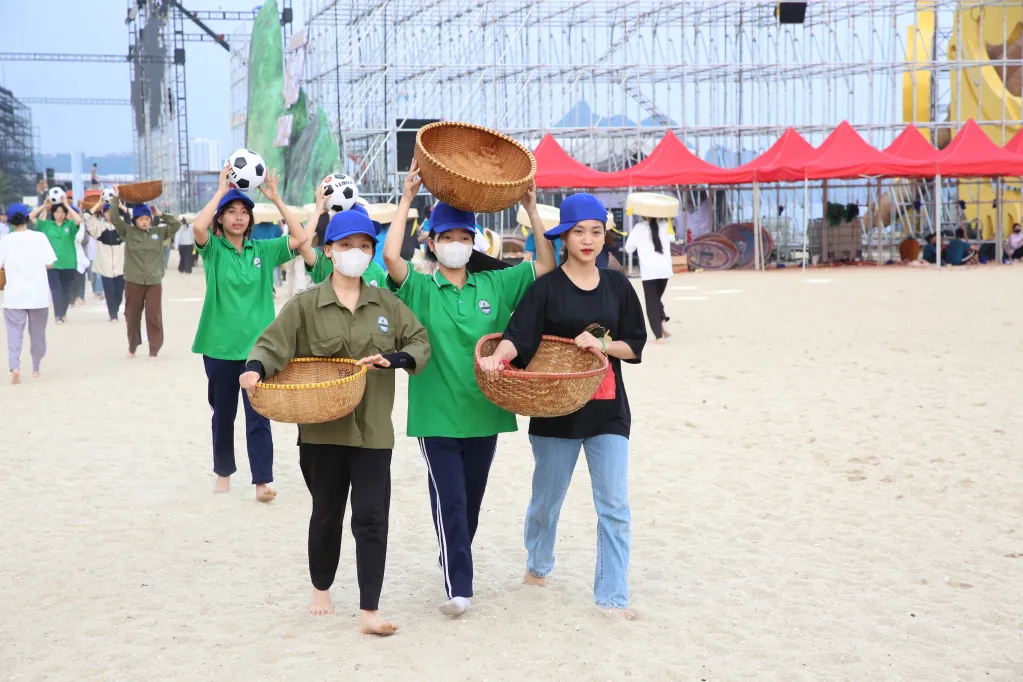 Không khí tập luyện Carnaval Hạ Long 2024 - Ảnh 7. Không khí tập luyện Carnaval Hạ Long 2024 - Ảnh 7.