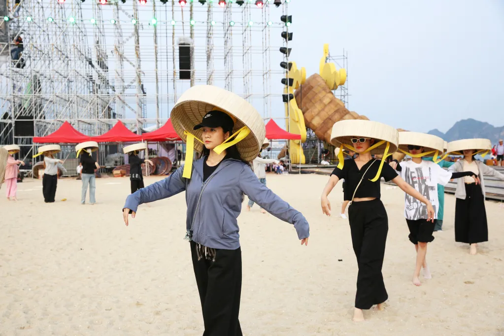 Không khí tập luyện Carnaval Hạ Long 2024 - Ảnh 5. Không khí tập luyện Carnaval Hạ Long 2024 - Ảnh 5.