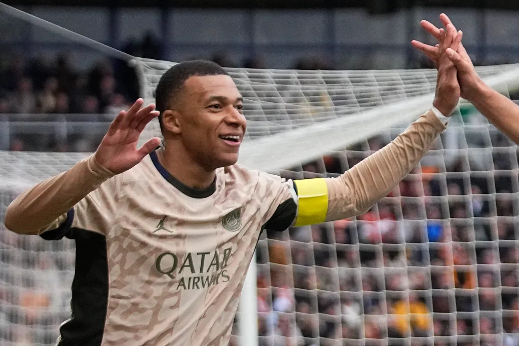 Paris Saint Germain thắng dễ Lorient, tiến sát ngày đăng quang Ligue 1 - Ảnh 1. Paris Saint Germain thắng dễ Lorient, tiến sát ngày đăng quang Ligue 1 - Ảnh 1.