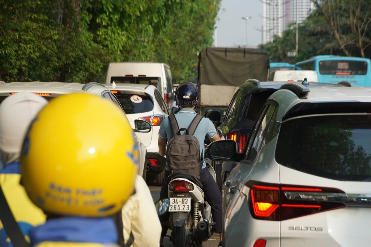  Người dân ùn ùn rời Hà Nội trong ngày làm việc cuối cùng để nghỉ lễ - Ảnh 9.